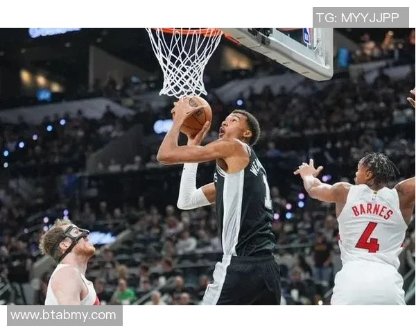 搁这儿练招呢？文班谈空中转身360上篮：我没专门练过 这是第一次